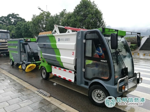 可上人行步道的清掃車。