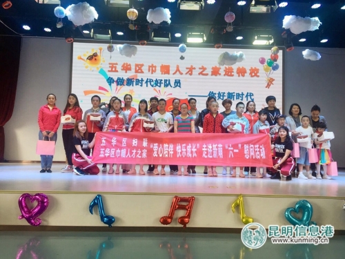 企業(yè)家代表和師生們合影留念。