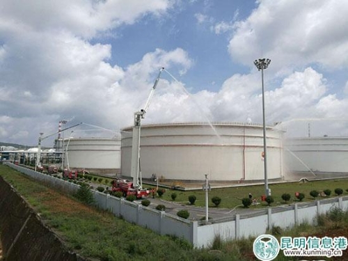 在云南石化廠區(qū)內(nèi)進(jìn)行消防演練。