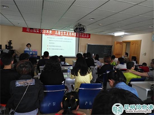 云南省著名兒科專家段晶介紹矮小癥相關(guān)知識(shí)。記者孫紅亮攝