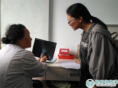 云南省著名兒科專家魯萍為市民義診。記者孫紅亮