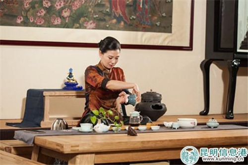 李敏正在沖泡普洱茶。供圖 