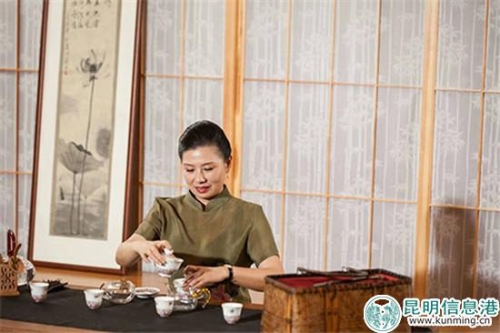 李敏正在沖泡普洱茶。供圖