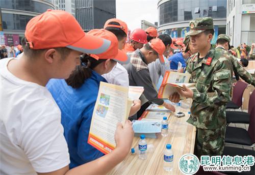 領(lǐng)取宣傳冊 通訊員馮靖凱攝