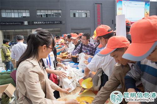 發(fā)放宣傳小禮品 通訊員馮靖凱攝