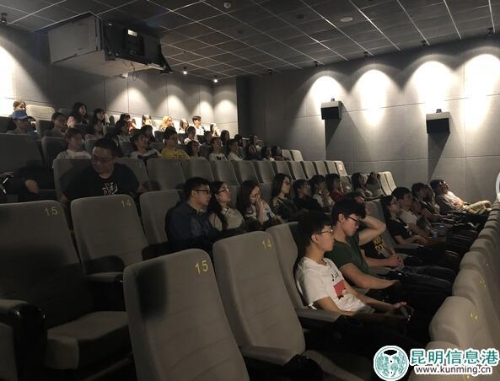 學(xué)生們認(rèn)真觀看法語電影