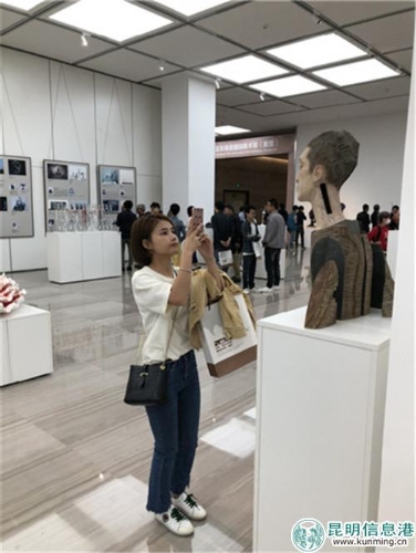 市民為作品拍照