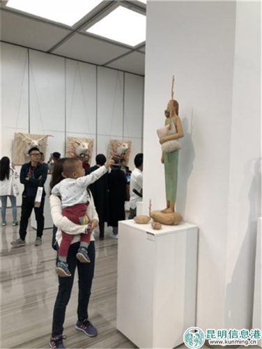 市民帶孩子觀展