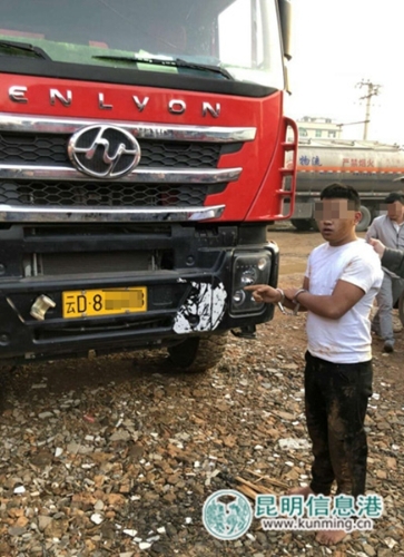 犯罪嫌疑人對(duì)實(shí)施倒油的車輛進(jìn)行指認(rèn)。供圖