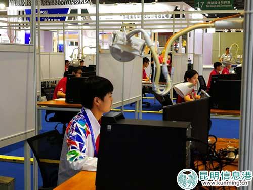 云南技師學(xué)院學(xué)生周岳參加“商務(wù)軟件解決方方案”項(xiàng)目比賽。