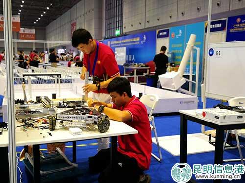 云南技師學(xué)院學(xué)生鄭棋元、楊志凱參加“移動(dòng)機(jī)器人”項(xiàng)目比賽。