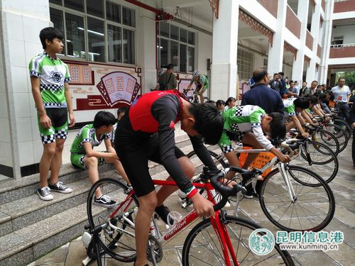 呈貢實(shí)驗(yàn)學(xué)校的學(xué)生在練習(xí)。記者孫紅亮攝