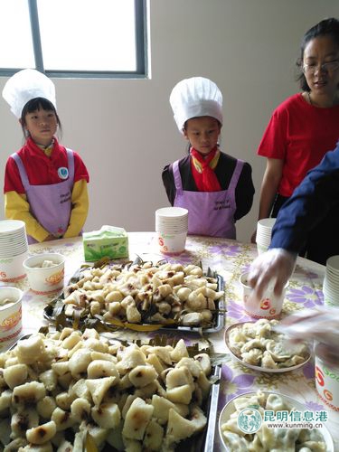關(guān)鎖中心學(xué)校的學(xué)生們包了粽子請大家品嘗。記者孫紅亮攝