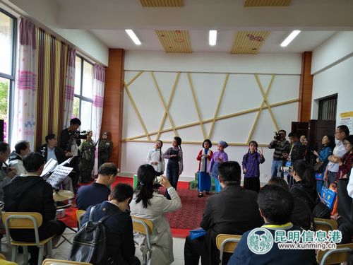 關(guān)鎖中心學(xué)校的學(xué)生們在表演話劇。記者孫紅亮攝