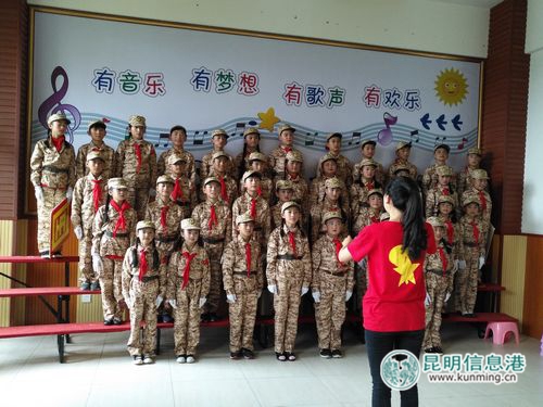 關(guān)鎖中心學(xué)校合唱班的學(xué)生們在排練。記者孫紅亮攝