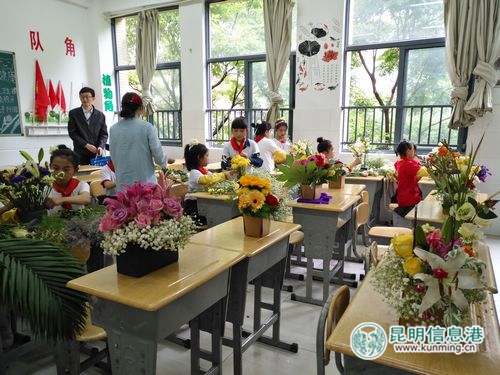 關(guān)鎖中心學(xué)校學(xué)生們在插花。記者孫紅亮攝