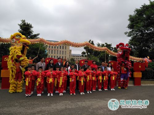 在關(guān)鎖中心學(xué)校合影留念。記者孫紅亮攝