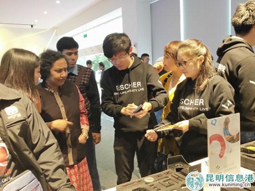 南亞東南亞記者團觀看科技產品。姬祥虎攝