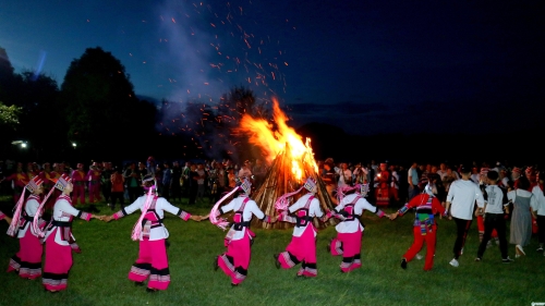 各民族團(tuán)結(jié)奮斗共同繁榮進(jìn)步