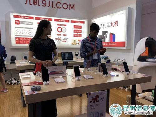 外賓在九機網(wǎng)展位體驗新機1 外賓在九機網(wǎng)展位體驗新機1