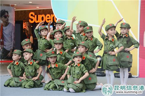 集體舞《學(xué)習(xí)雷鋒好榜樣》