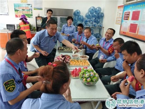 昆明公交二十車隊(duì)為一線員工送粽子