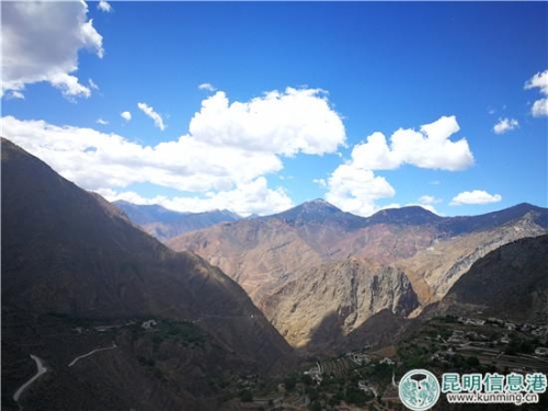 羊拉鄉(xiāng)地貌。勞學(xué)麗 攝