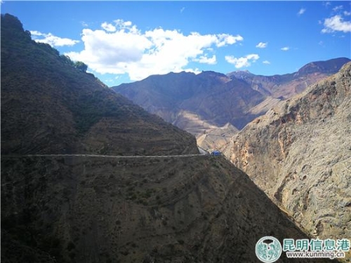 懸崖邊上的羅仁卡點(diǎn)。 勞學(xué)麗 攝