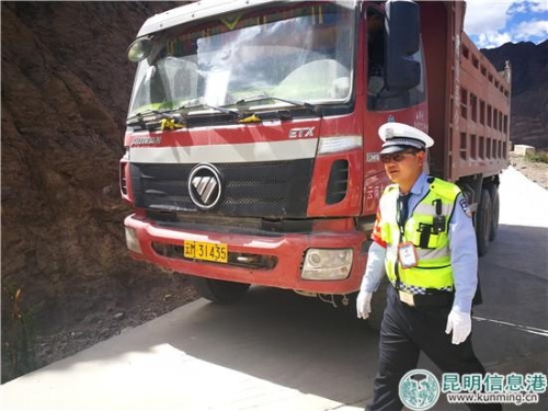 在卡點(diǎn)工作的扎史品初。勞學(xué)麗 攝