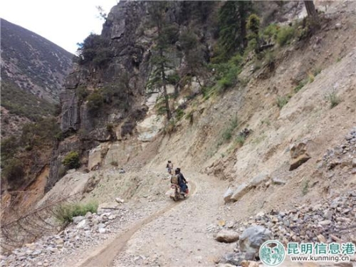 從山下到新蒼點(diǎn)要騎半個多小時的摩托車，這是山路中比較好走的一段。勞學(xué)麗 攝