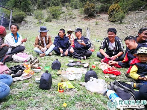 民警和蟲草山上的村民在一起。勞學(xué)麗 攝