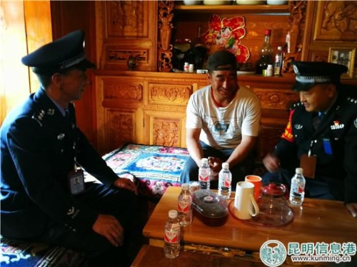 農(nóng)布與所長頓珠培楚和副所長何春強(qiáng)交流。勞學(xué)麗 攝