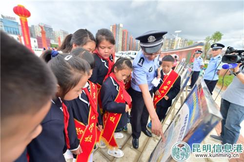 通過(guò)禁毒展板了解毒品帶來(lái)的危害