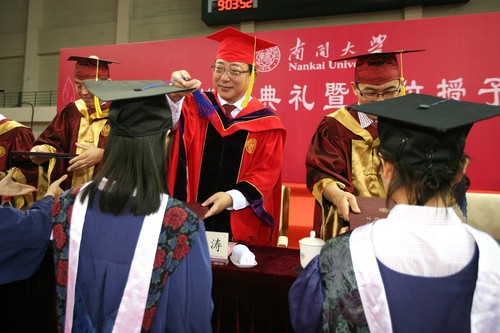 南開大學(xué)校長曹雪濤與畢業(yè)生共享“三點(diǎn)感悟” 曹雪濤