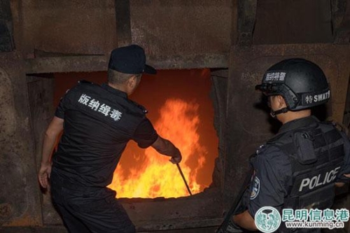 西雙版納警方銷毀毒品現(xiàn)場2 西雙版納警方銷毀毒品現(xiàn)場2