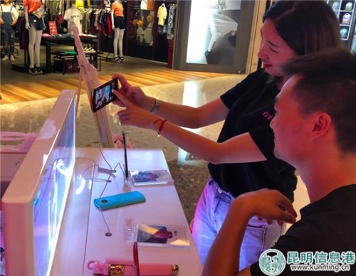 市民在體驗(yàn)美圖T9手機(jī)