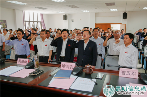 全體黨員重溫入黨誓詞 全體黨員重溫入黨誓詞