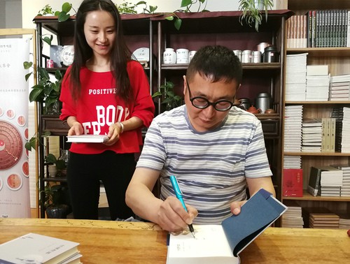 李森先生在為讀者簽書