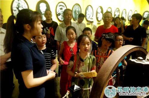 觀眾參觀“百年軍校 將帥搖籃”主題展覽