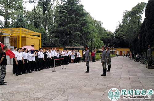 觀眾觀看軍事?lián)Q崗操演