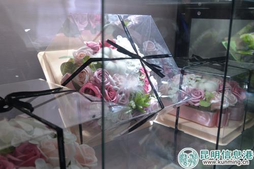 現(xiàn)場展出的永生花作品。記者勞學(xué)麗 攝