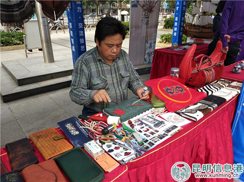 正在制作皮具的工藝師傅 正在制作皮具的工藝師傅