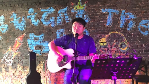 80后酒吧老板王世超邊彈邊唱著《往事時光》