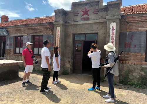 90后解說員馮蕾（左三）