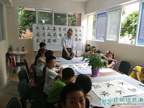 轄區(qū)小朋友齊聚一堂學(xué)書法 轄區(qū)小朋友齊聚一堂學(xué)書法