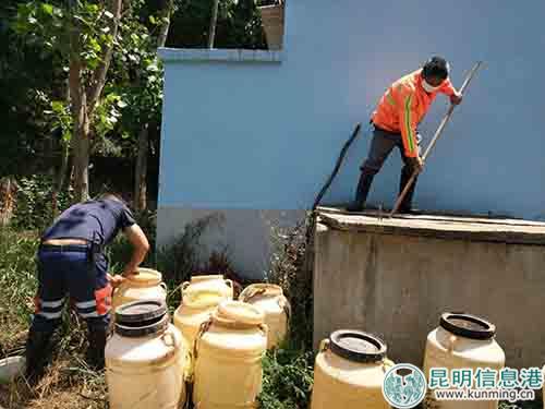 傳統(tǒng)的掏糞方式。供圖