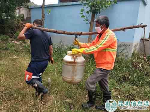 傳統(tǒng)的掏糞方式。供圖1