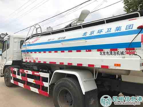 大型吸糞車。實(shí)習(xí)記者俞逍 攝