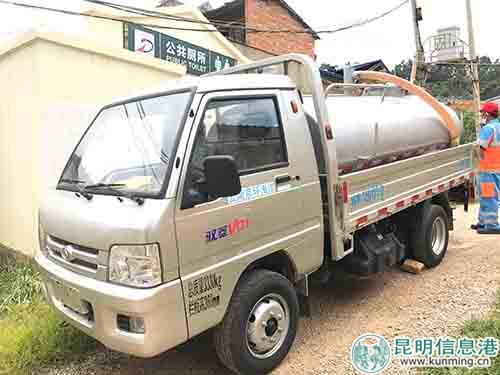 小型吸糞車。實(shí)習(xí)記者俞逍 攝