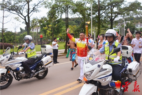 省第十五屆運動會火炬?zhèn)鬟f到鎮(zhèn)康縣